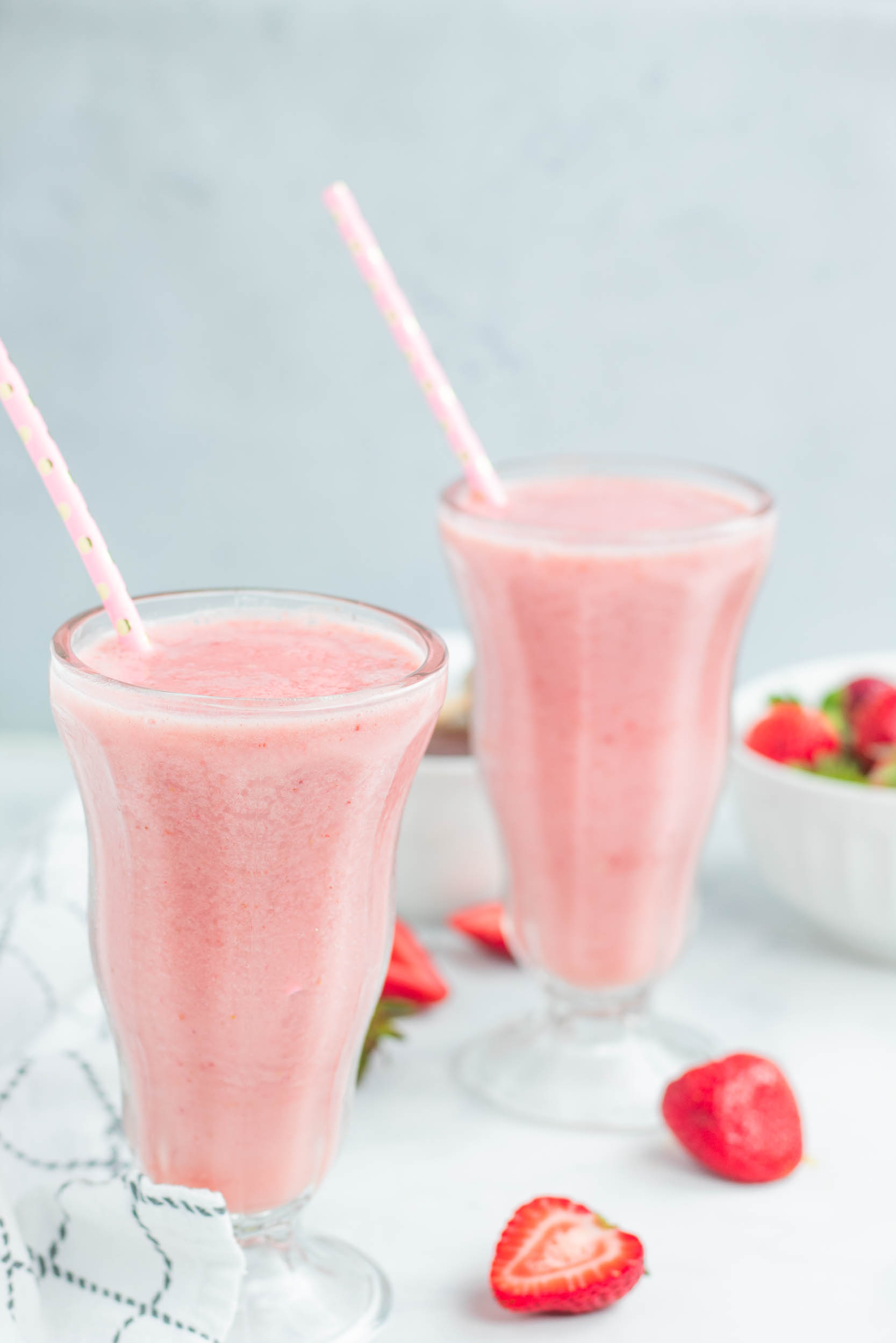 Dairy-free Strawberry Smoothie (3 Ingredients, Plant-based)